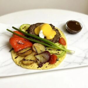 Бифштекс из говядины с овощами и яйцом пашот